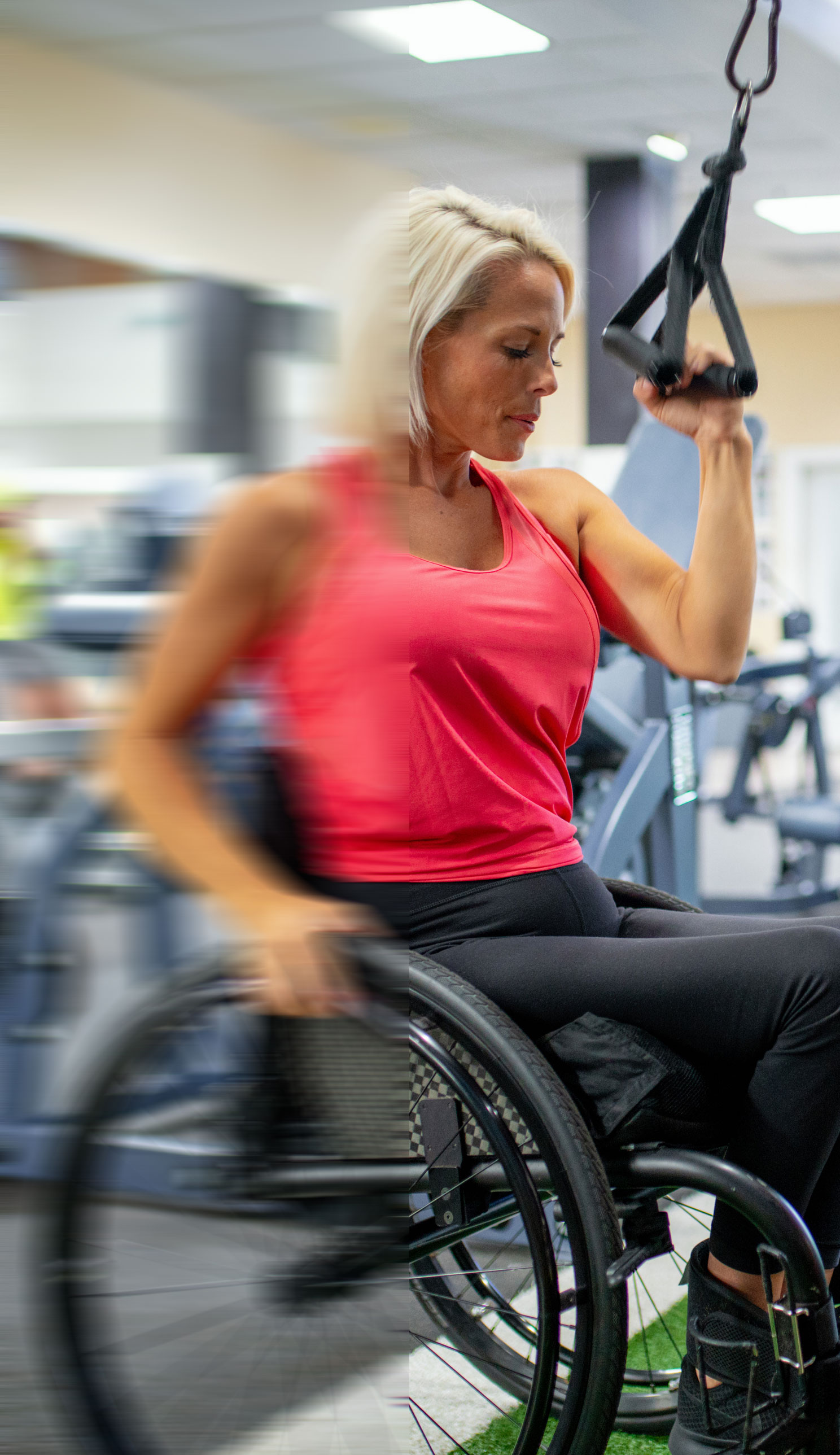 Dame i rullestol trener med treningsapparat